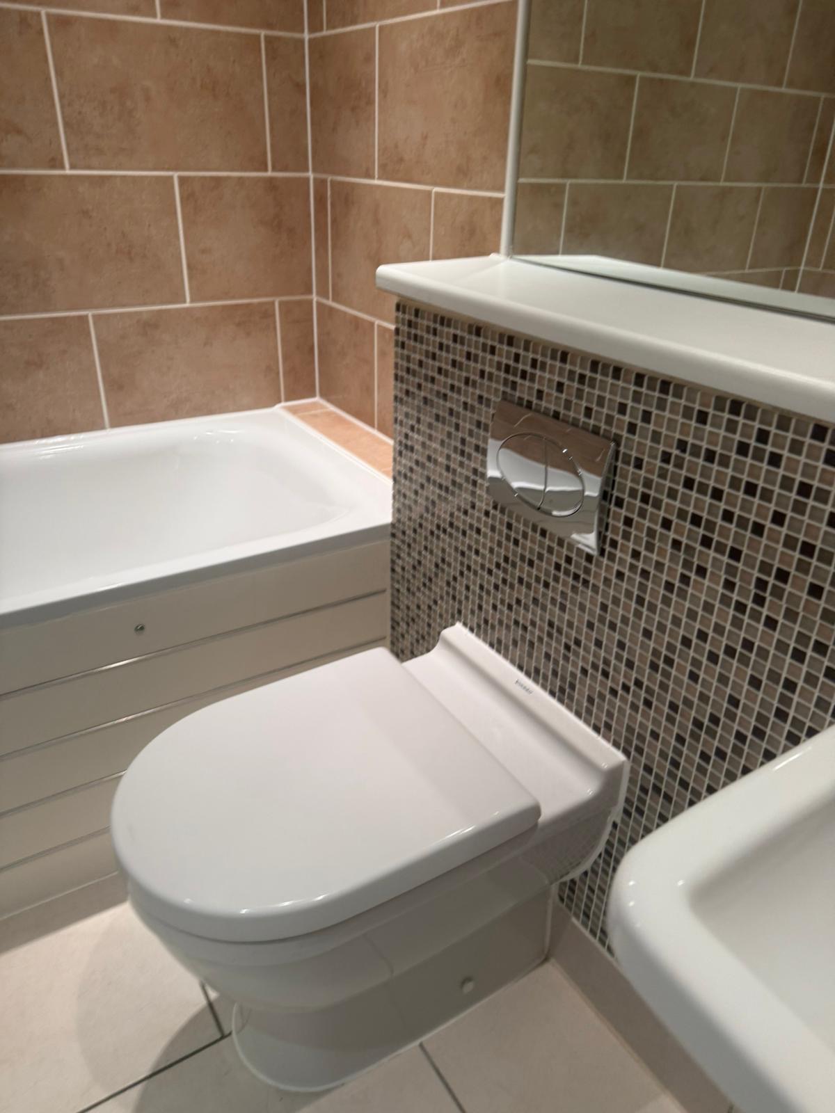 Bath, toilet and tiled walls cleaned to inventory standard