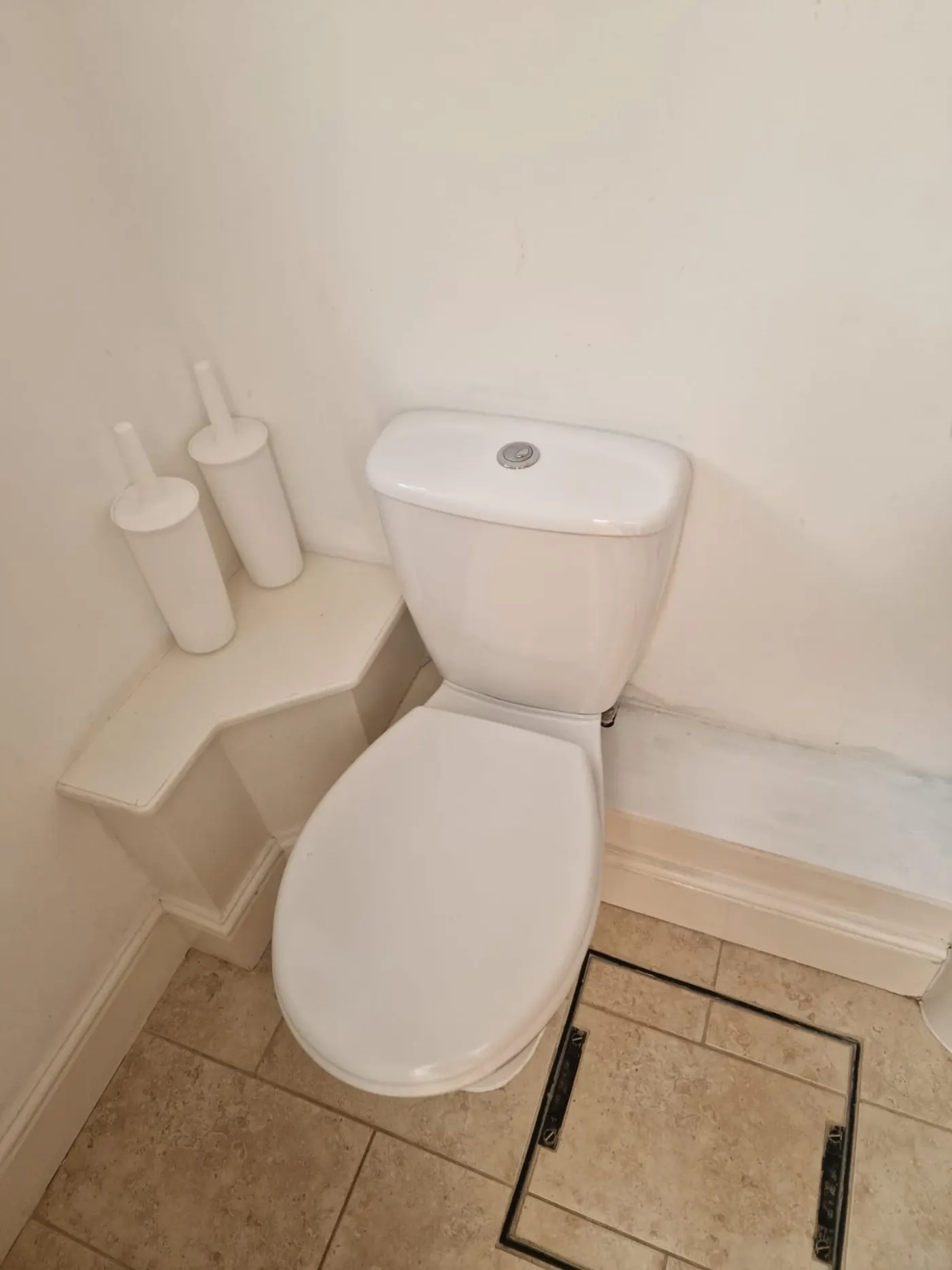 Spotless WC and tiled cloakroom floor after end of tenancy clean
